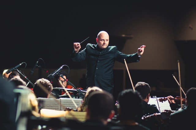 chef d'orchestre et violons